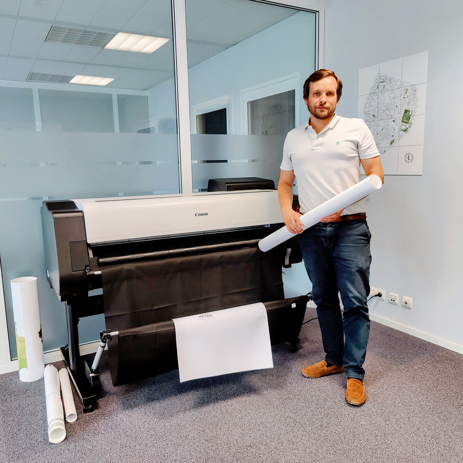 Le designer Christophe Penners devant son imprimante dans son atelier bruxellois.