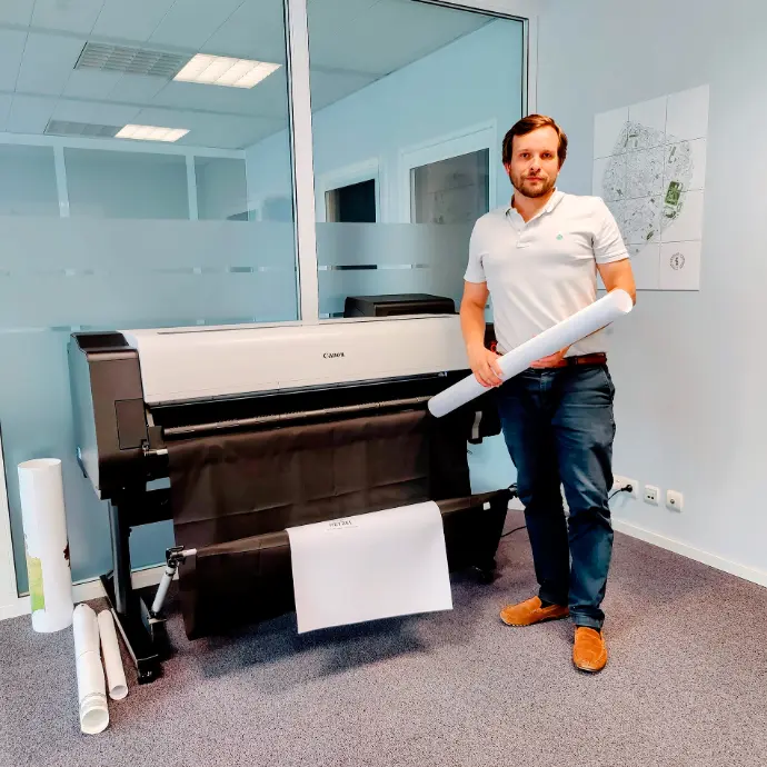 Le designer Christophe Penners devant son imprimante dans son atelier bruxellois.